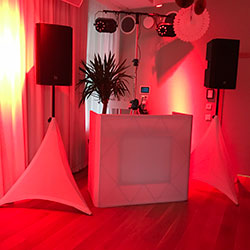 Rött DJ-bås