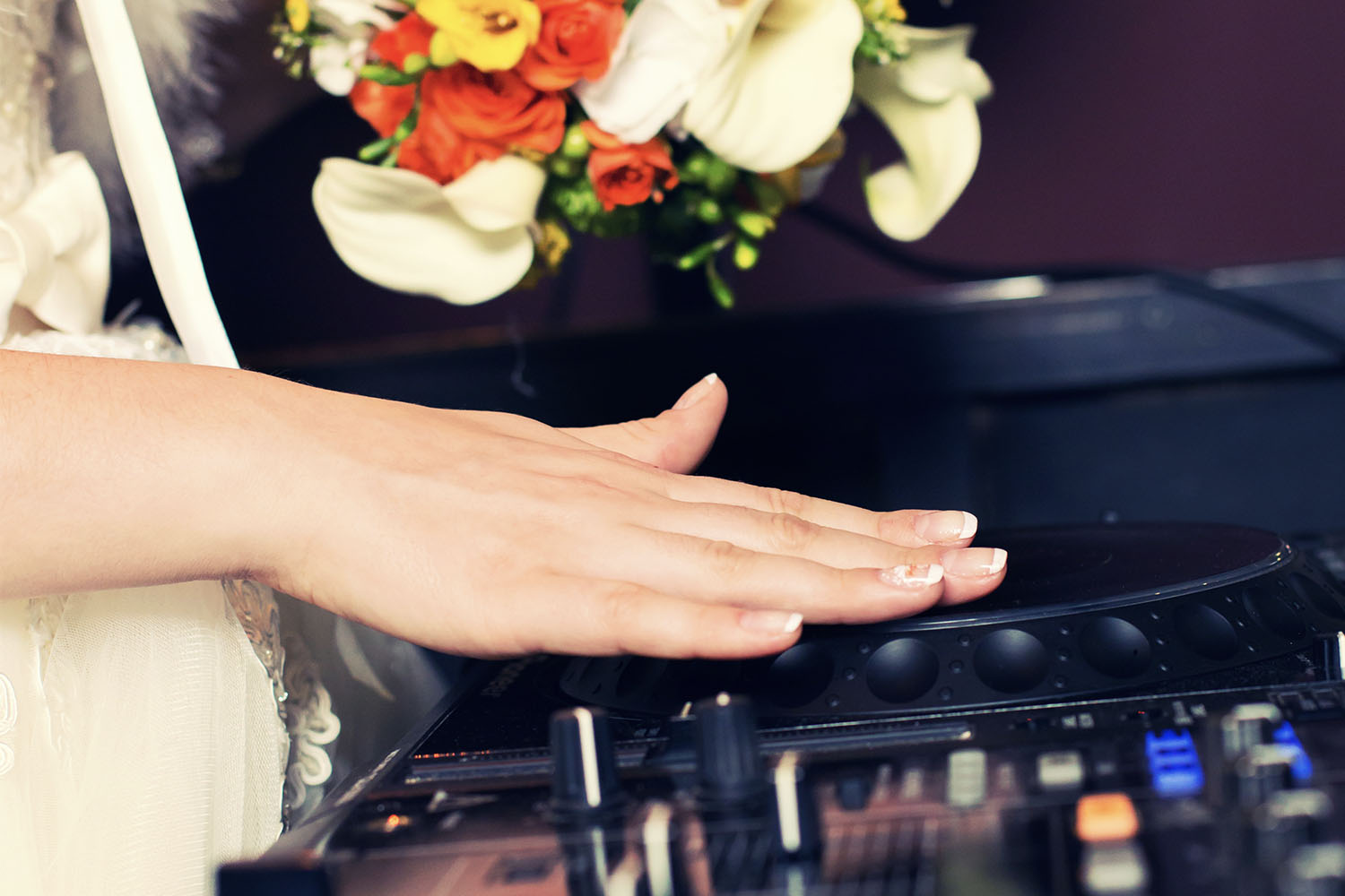 Featured image for “DJ, liveband eller Spotify på bröllopsfesten?”