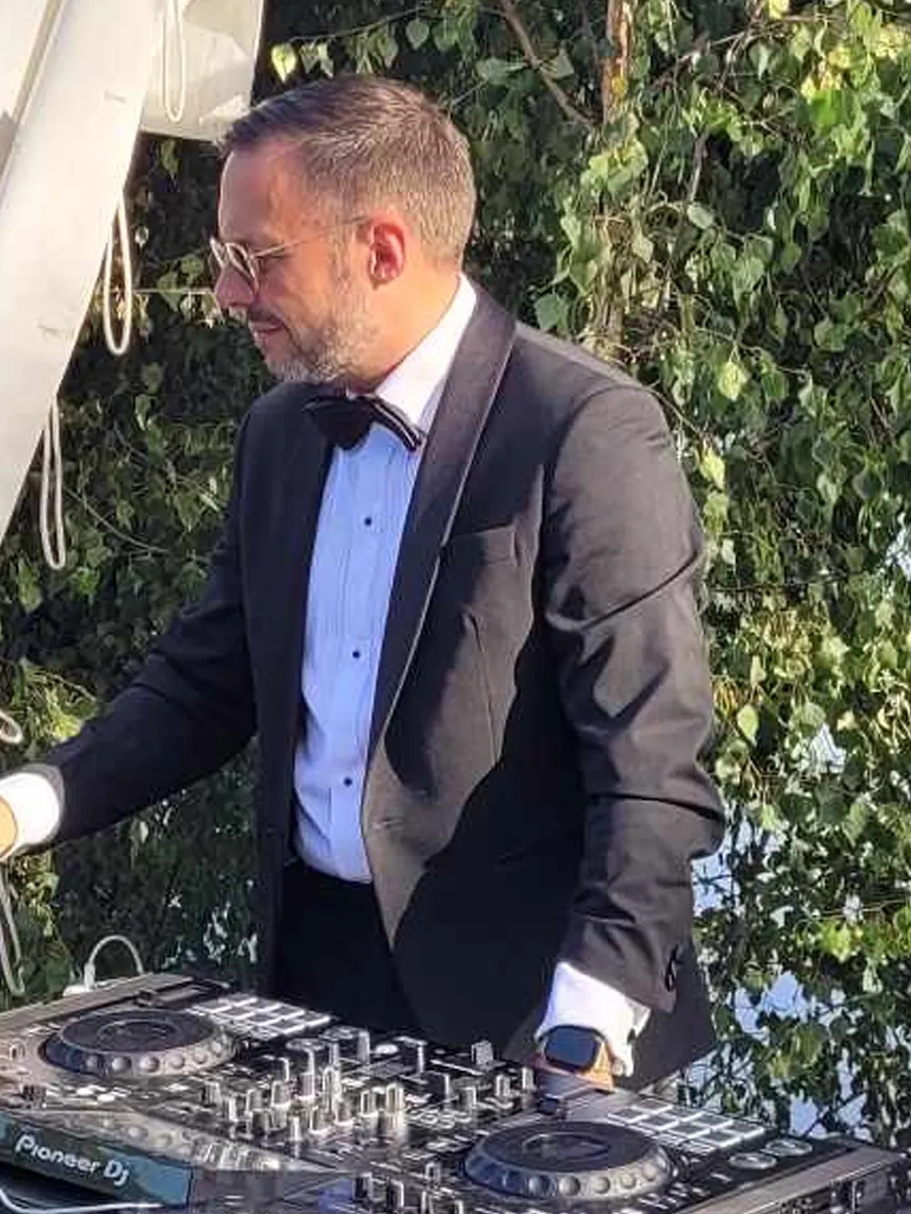 DJ utomhus på bröllop